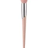 Cheek-Hugging Highlight Brush